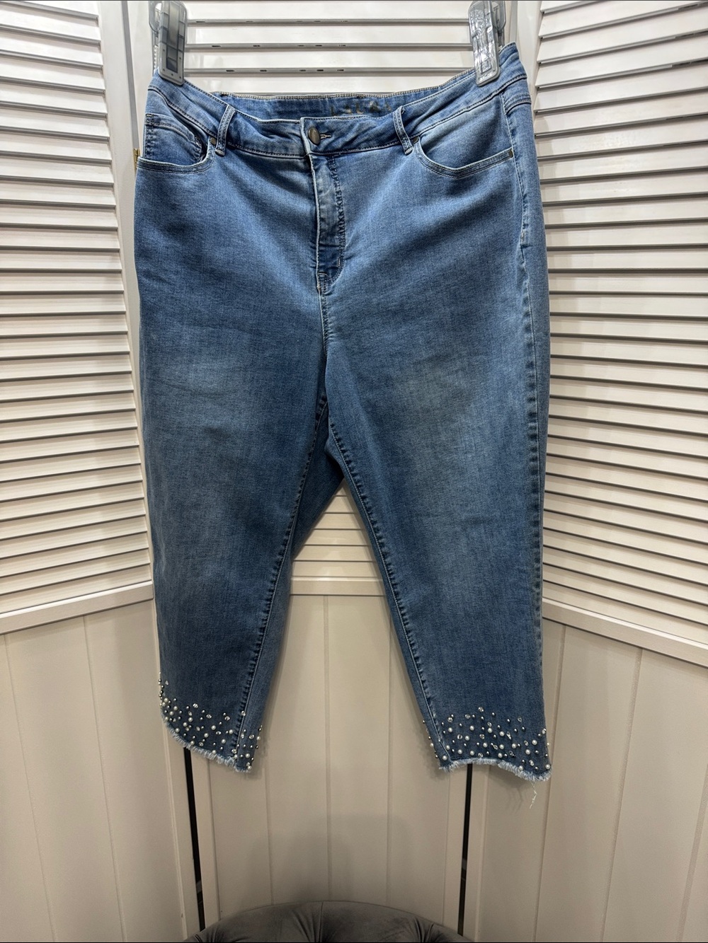 Pearl-Hem Light Blue Cropped Women’s Jeans